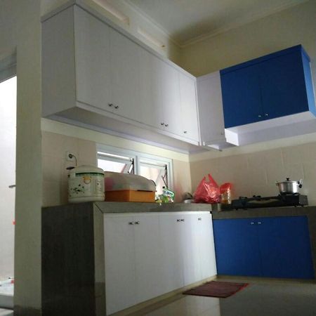 Bintara Jaya Yemima Guest House Bekasi Buitenkant foto